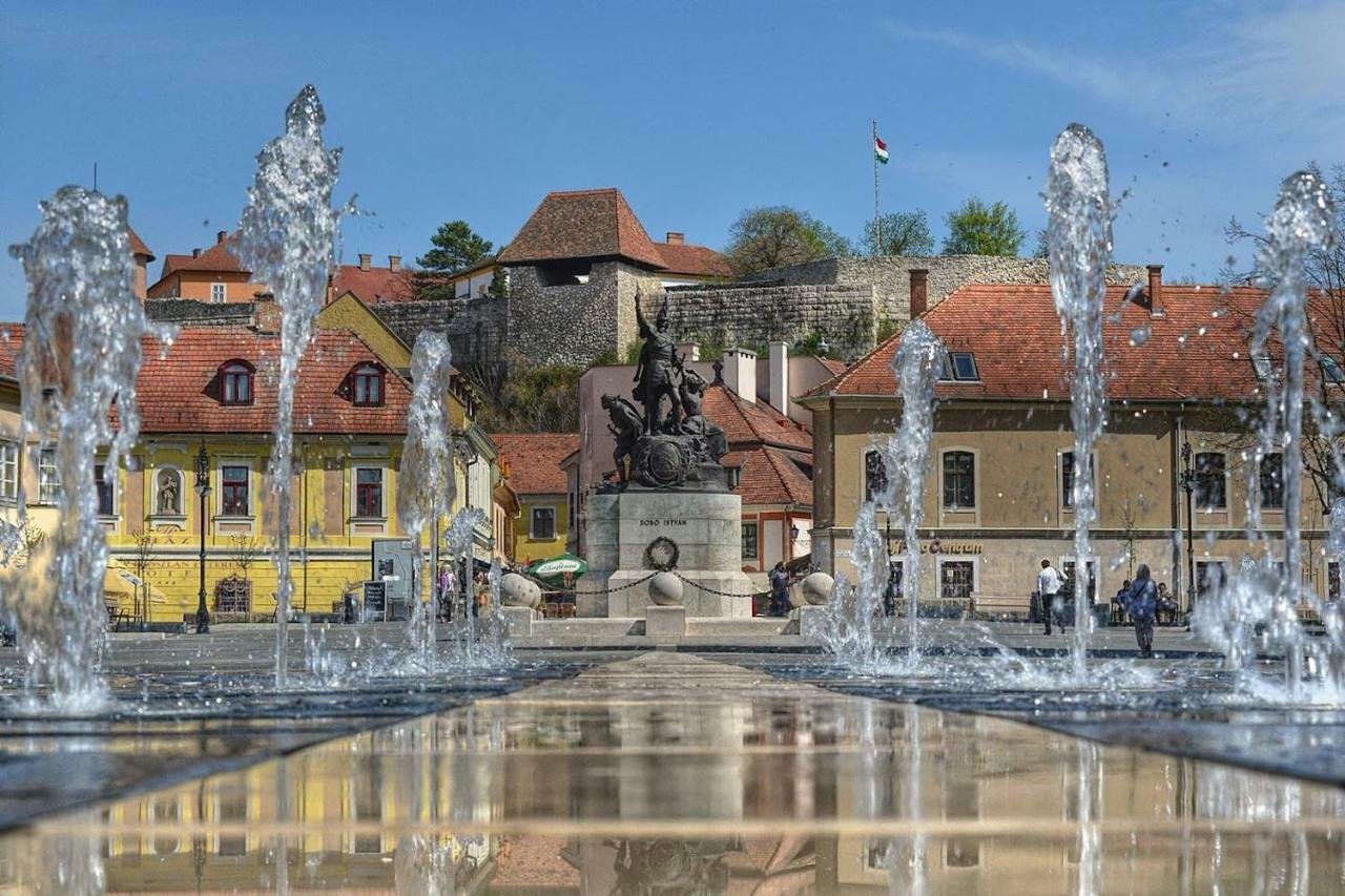 Family Residence Эгер Экстерьер фото